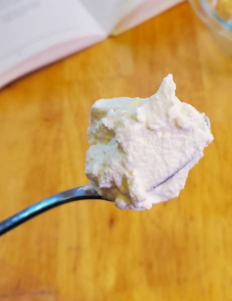 Whipped cream, with sugar and lemon