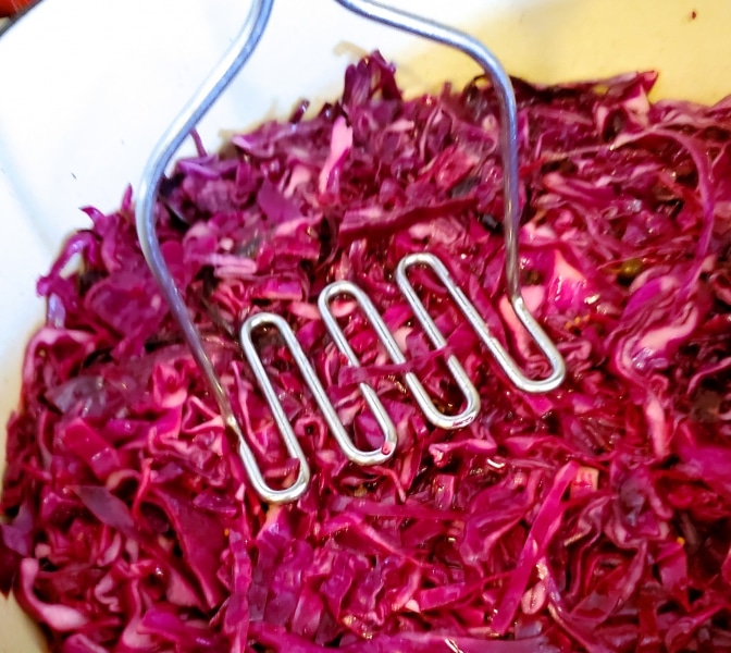 Pressing the cabbage into the prepared pickling brine