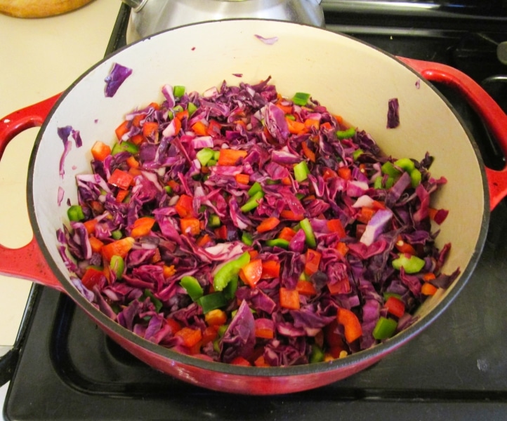 Stewing all the ingredients as the final step in preparing the pepper hash