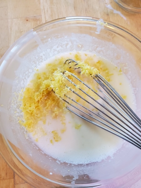 Adding lemon ingredients to cream