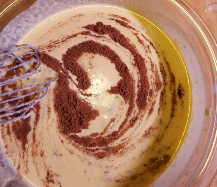 Adding cinnamon and ginger to the pie filling Adding cinnamon and ginger to the pie filling