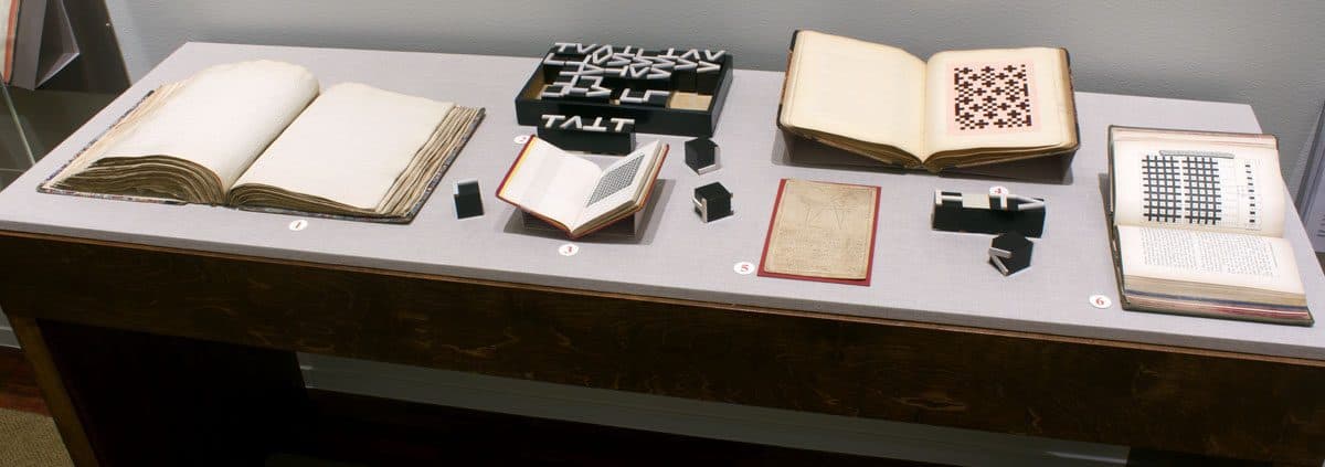 Case of historical materials related to mathematics and natural history in the nineteenth-century education of the blind. Complements Teresa Jaynes, Gift #5, 2016. Photo by Concetta Barbera.