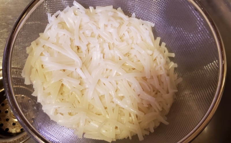 Cooked vermicelli, draining