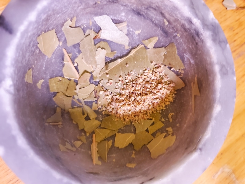 Crushed bay leaves